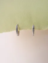 Aros tipo argolla de plata 925 bañados en oro 18K, con circonias incrustadas.