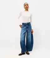 Pantalón barrel de jean color azul con lavado medio, cintura alta, recortes laterales y bolsillos funcionales.