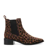 Botas tipo chelsea de caña baja con acabado de pelo sintético con estampado animal print de leopardo. Presentan paneles elásticos laterales en color negro, puntera redondeada y un taco cuadrado bajo de color negro.