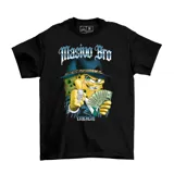 Remera negra de algodón con estampa frontal de Bob Esponja vestido con traje, sombrero y joyas, sosteniendo un abanico de billetes.