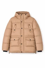 Campera puffer con capucha, color beige, con cierre frontal y botones a presión. Cuenta con dos bolsillos superiores con solapa y dos bolsillos inferiores amplios con solapa. Presenta puños internos elásticos en color negro.
