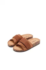 Sandalias de dos tiras de ajuste cruzado color marrón, con plantilla anatómica y suela de corcho con base de goma.