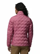 Campera técnica Columbia modelo Delta Ridge II, color rosado, con diseño acolchado de patrón geométrico, cierre frontal completo, cuello alto y bolsillos laterales con cierre.