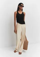Musculosa negra con textura arrugada y cuello redondo.