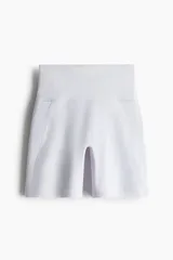 Short calza biker deportivo de tiro alto con cintura ancha, confeccionado en tejido funcional con tecnología SoftMove y DryMove.