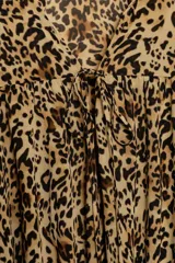 Vestido corto de manga larga abullonada con estampado animal print. Presenta escote en pico ajustable con lazada, cintura elástica y falda con volantes en el bajo.