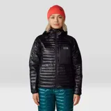Campera técnica con capucha, de diseño acolchado y acabado brillante. Cuenta con cierre frontal completo, bolsillo con cremallera en el pecho y bolsillos laterales. Presenta puños elásticos y dobladillo ajustable para mayor retención de calor.