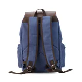 Mochila Lincoln's de tela canvas azul con detalles en cuero sintético marrón. Cuenta con cierre superior tipo marinero con cordón, solapa con broches magnéticos y correas ajustables. Incluye bolsillos laterales con cierre y compartimento interno para laptop.