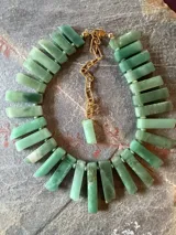 Collar de aventurina verde natural con piedras rectangulares dispuestas en serie y cadena de extensión dorada con cierre mosquetón.