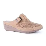 Zapato casual Korium Confort Marie color beige con capellada calada con diseño floral, hebilla lateral y plataforma baja.