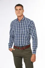 Camisa de hombre a cuadros azules y blancos, de manga larga, con cuello abotonado y corte regular.