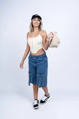 Top negro tipo corset con breteles finos y cierre frontal de ganchos.