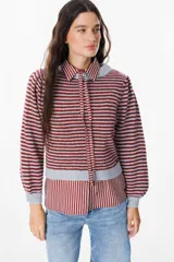 Sweater de punto con diseño de rayas horizontales en color bordó y gris, con mangas abullonadas y cuello redondo. Incluye un detalle de cuello de camisa a rayas incorporado con lazo frontal.