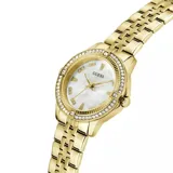 Reloj analógico Guess modelo Colette con caja y malla de acero inoxidable en tono dorado. Presenta una esfera de color blanco nácar con índices de cristal y un bisel decorado con cristales brillantes.