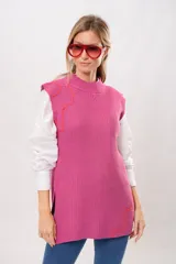 Chaleco tejido de punto fucsia con cuello alto y ribete de contraste color naranja.