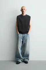 Camiseta tank negra con efecto lavado, cuello redondo y manga sisa, de corte relaxed fit.