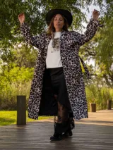 Trench largo con estampado de leopardo, cuello solapa y cinturón.