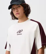 Remera de corte boxy color blanco off-white, con recortes laterales y en las mangas en color bordó. Presenta cuello redondo, mangas cortas y una estampa frontal centrada con el gráfico y la inscripción Overdrive.