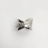 Anillo de plata 925 con diseño cruzado o entrelazado, con una banda central engastada con circonias brillantes.