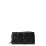 Billetera rectangular de diseño capitoneado con cierre perimetral, confeccionada en material sintético negro. Presenta un logo metálico pequeño en la parte frontal y un compartimento interno para monedas.