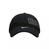 Gorra Nike de tejido de punto texturizado en color negro, con diseño sin estructura. Presenta el logo de Nike bordado en blanco en la parte frontal y un bordado decorativo con tipografía gótica en el lateral.