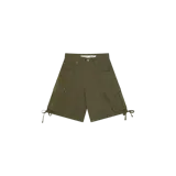 Bermuda cargo de gabardina color verde militar, de corte holgado, con bolsillos laterales con solapa y detalles de lazos ajustables en el dobladillo.