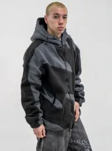 Campera con capucha de tejido polar, con cierre frontal completo. Presenta un diseño de paneles en bloques de color negro y gris oscuro, con corte regular fit.