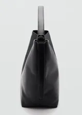 Bolso tipo shopper de cuero vacuno, color negro, con diseño minimalista, costura central vertical y asa de hombro ajustable con hebilla metálica.