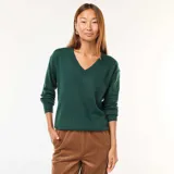 Sweater de punto fino en color verde, con escote en pico y mangas largas con puños acanalados.