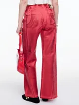 Pantalón verde laminado de tiro medio con elástico en la pretina y lazos ajustables.