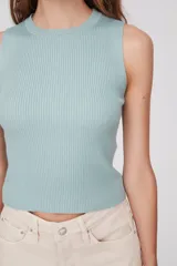 Top color beige de tejido de punto acanalado, con cuello redondo y sin mangas.