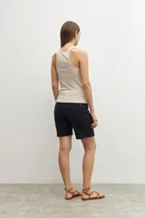 Musculosa beige de breteles finos con cuello redondo y ribete en contraste.