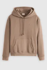 Hoodie color taupe con capucha ajustable mediante cordones, bolsillo canguro frontal y logo pequeño de Levi's en el pecho.