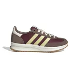 Championes urbanos Adidas Run 70s, con diseño retro en tonos bordó, marrón y detalles en amarillo claro. Presentan mediasuela Cloudfoam para mayor amortiguación, cierre de cordones y suela de goma flexible.