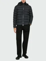 Chaqueta Herno anorak reversible de nylon con relleno de plumas, color negro, con capucha desmontable y cierre frontal de cremallera metálica.