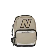 Bandolera pequeña New Balance color negro, con diseño compacto y deportivo. Cuenta con dos compartimentos principales con cierre, logo 'N' grande en la parte superior y nombre de la marca en el bolsillo frontal. Incluye correa ajustable para llevar al hombro o cruzada.