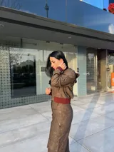 Chaqueta bomber marrón con capucha, cierre frontal con cremallera, puños y bajo en color borgoña.