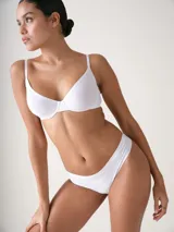 Soutien con aro y copas sin relleno, color beige, confeccionado en microfibra suave de efecto invisible con breteles ajustables y cierre trasero.