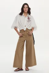 Jean wide leg de tiro alto color tostado, con diseño de perneras anchas y costuras decorativas frontales.
