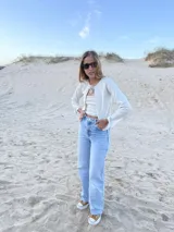 Saco abierto de punto fino, color verde menta, con mangas largas y corte corto a la cintura.