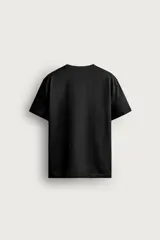Camiseta de corte regular fit en color blanco, con cuello redondo y mangas cortas.