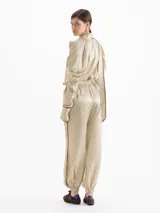 Babucha de corte amplio confeccionada en una mezcla de viscosa y seda con estampado floral pequeño. Presenta cintura elástica, puños ajustados en los tobillos y vivos laterales en contraste.