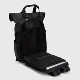 Mochila urbana de diseño moderno con cierre superior enrollable y hebilla de seguridad. Cuenta con correas de mano superiores, bolsillo frontal vertical con cierre y compartimento para computadora. Presenta un acabado liso en color verde militar con detalles en negro.