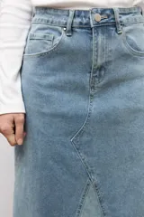 Pollera larga de denim en tono celeste, de corte recto con diseño bicolor en el dobladillo inferior. Cuenta con tiro alto, bolsillos y costuras visibles.