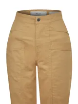 Pantalón de mujer color curry, de pierna recta y tiro alto, con bolsillos estilo carpintero. Confeccionado en algodón orgánico.