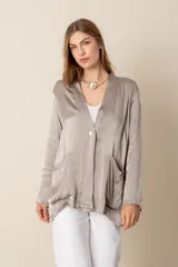 Kimono corto color gris topo de manga larga con bolsillos delanteros.