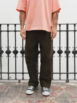 Pantalón de pana color marrón claro, de corte ancho y tiro alto, con bolsillos laterales y traseros.