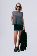 Musculosa de algodón orgánico color gris oscuro, con diseño sin mangas de hombros marcados y pequeño bordado en el pecho.
