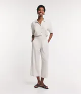 Pantalón pantacourt color crudo, de sarga con efecto lino, con cintura elástica y bolsillos delanteros.