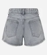 Short de jean de tiro medio, color celeste con efecto lavado, con roturas y ruedo desflecado. Cuenta con cinco bolsillos funcionales, presillas para cinto y cierre frontal con botón y cremallera.